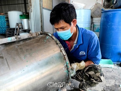 Mày mò chế ra máy ủ vi sinh, vợ chồng chị nông dân Cà Mau nuôi tôm 